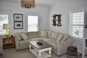 un soggiorno con un divano e un tavolino da caffè di Comfortable Down East Waterfront Farmhouse a Sealevel