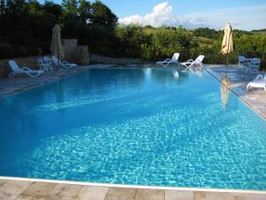 Bazén v ubytování Relais Villa Sensano nebo v jeho okolí