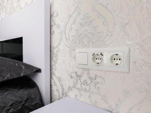 a bedroom with a lightswitch with two polar bears on the wall at Апартаменты Kadorr 59 in Odesa