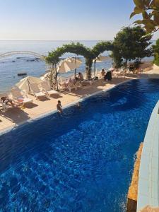 Πισίνα στο ή κοντά στο On the sand near the sea
