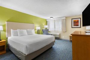 Postel nebo postele na pokoji v ubytování Best Western Hi-Desert Inn