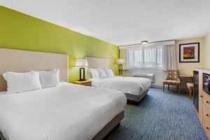 Postel nebo postele na pokoji v ubytování Best Western Hi-Desert Inn