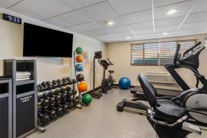 Fitness centrum a/nebo fitness zařízení v ubytování Best Western Hi-Desert Inn
