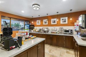 Kuchyň nebo kuchyňský kout v ubytování Best Western Hi-Desert Inn