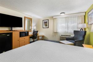 TV a/nebo společenská místnost v ubytování Best Western Hi-Desert Inn
