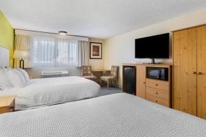 Postel nebo postele na pokoji v ubytování Best Western Hi-Desert Inn