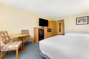 TV a/nebo společenská místnost v ubytování Best Western Hi-Desert Inn