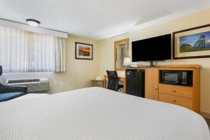 Kuchyň nebo kuchyňský kout v ubytování Best Western Hi-Desert Inn