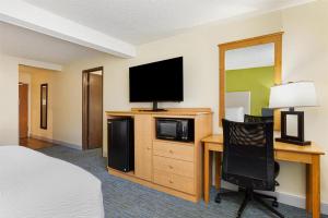 TV a/nebo společenská místnost v ubytování Best Western Hi-Desert Inn