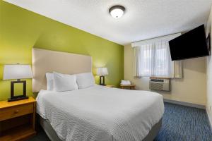 Postel nebo postele na pokoji v ubytování Best Western Hi-Desert Inn
