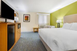 Postel nebo postele na pokoji v ubytování Best Western Hi-Desert Inn