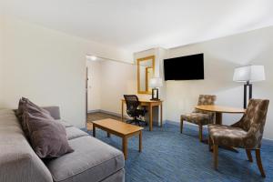 TV a/nebo společenská místnost v ubytování Best Western Hi-Desert Inn