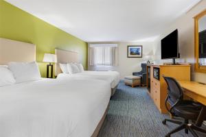 TV a/nebo společenská místnost v ubytování Best Western Hi-Desert Inn