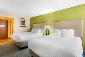 Postel nebo postele na pokoji v ubytování Best Western Hi-Desert Inn