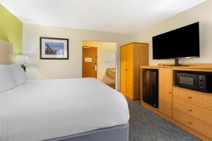 TV a/nebo společenská místnost v ubytování Best Western Hi-Desert Inn
