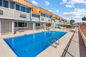 Bazén v ubytování Best Western Hi-Desert Inn nebo v jeho okolí