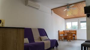 una sala de estar con un sofá y una mesa en Apartamento Guillem, en Riumar