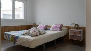 Un dormitorio con una cama con almohadas y una ventana. en Apartamento Guillem, en Riumar 20 fotos más