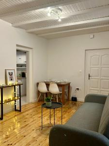 una sala de estar con un sofá y una mesa en The Tailor's House, en Corfu