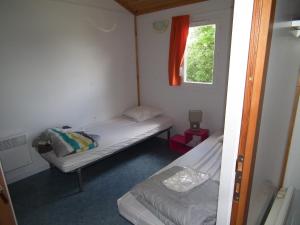 Postel nebo postele na pokoji v ubytování Camping Domaine Vallée du Tarn SN