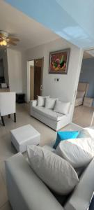 a living room with white couches and a couch at Apartamento en Boca Chica T1 206 in Boca Chica