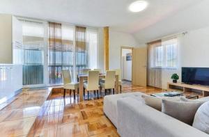 Μια τηλεόραση ή/και κέντρο ψυχαγωγίας στο Apartments Ana