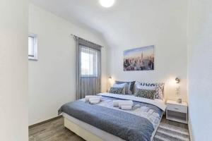 Ένα ή περισσότερα κρεβάτια σε δωμάτιο στο Apartments Ana +7 φωτογραφίες