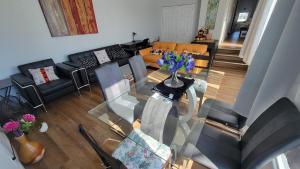 ein Wohnzimmer mit einem Glastisch und Blick aus der Luft in der Unterkunft 4-Bedroom Home by Downtown and Airport in Calgary