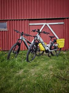 two bikes parked in front of a red barn at 2 Houses and A Barn in Leknes