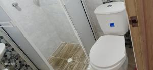Estación El SaltoHermoso Apartamento en Junin A dos cuadras del centro comercial de la cuesta的带厕所和淋浴的小浴室