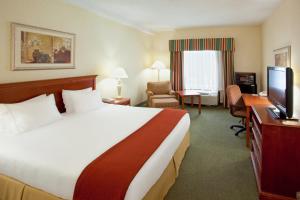 メカニクスビルにあるHoliday Inn Express Richmond-Mechanicsville, an IHG Hotelのベッド1台、薄型テレビが備わるホテルルームです。