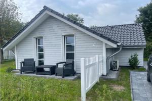 グリュックスブルクにあるDreibogen Ferienhaus Smalandの小さな家(椅子2脚、テーブル付)