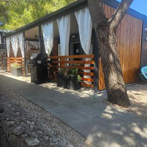 Το κτήριο όπου στεγάζεται  το κάμπινγκ