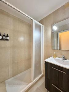 a bathroom with a shower and a sink at Casa Medieval en el Centro de Montblanc in Montblanc