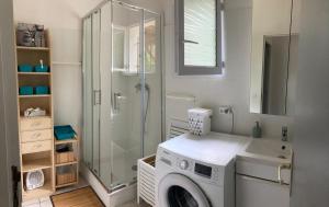 ein Badezimmer mit Waschmaschine und Dusche in der Unterkunft Maison indépendante en Drôme Provençale in Valaurie