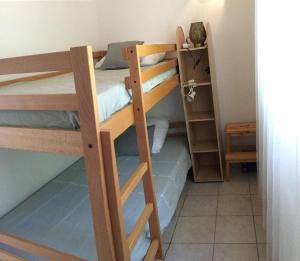 Zimmer mit 2 Etagenbetten in einem Zimmer in der Unterkunft Maison indépendante en Drôme Provençale in Valaurie