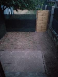 Saint-Pryvé-Saint-MesminにあるMaison 2 - entre ville et verdureの庭に木製のドアがある裏庭