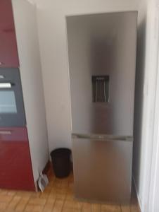 Saint-Pryvé-Saint-MesminにあるMaison 2 - entre ville et verdureの- ステンレス製の冷蔵庫(部屋の隅) +2枚の写真