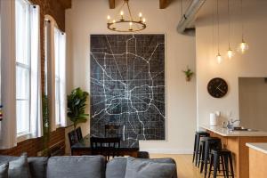Una sala de estar con una imagen de una araña en la pared. en Walk Anywhere Downtown Indy, en Indianápolis