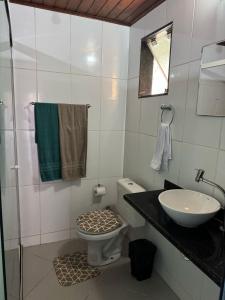 ein Badezimmer mit Toilette und Waschbecken in der Unterkunft Caminho do pontal in Água Boa