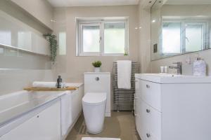 Koupelna v ubytování Stunning Three Bedroom Home Central MK, Pool Table, Free Parking, Smart Tv with Netflix and Disney plus + 36 fotografií