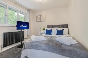 Postel nebo postele na pokoji v ubytování Stunning Three Bedroom Home Central MK, Pool Table, Free Parking, Smart Tv with Netflix and Disney plus