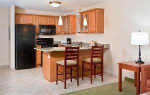 A kitchen or kitchenette at White River Inn & Suites