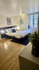 a bedroom with a large bed in a room at Maison de ville Le troubadour in Sarlat-la-Canéda