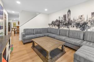 Χώρος καθιστικού στο New Renovated Home near ICC