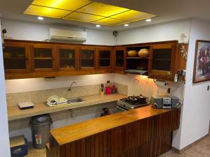 una cucina con mobili in legno e un piano di lavoro di Iquitos Confort a Iquitos