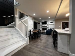 cocina y sala de estar con escalera y mesa en Minutes from Anything Downtown Indy, en Indianápolis
