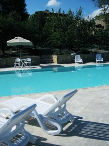 Bazén v ubytování Relais Villa Sensano nebo v jeho okolí