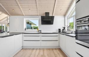 Dapur atau dapur kecil di Nice Home In Jerup With Sauna