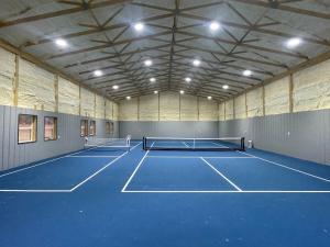 Tennis- og/eller squashfaciliteter på Derby House & Indoor Pickleball eller i nærheden